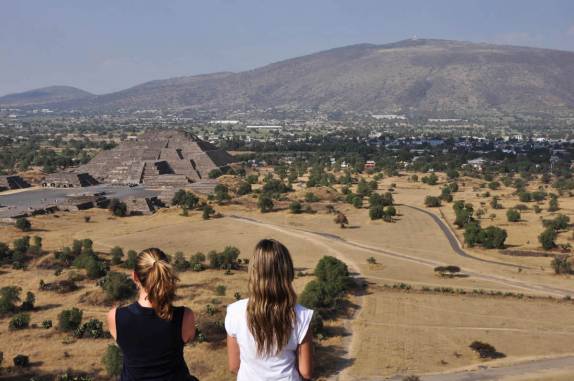 Amigas e a paisagem das ruínas de Teotihuacán, ao norte da Cidade do México